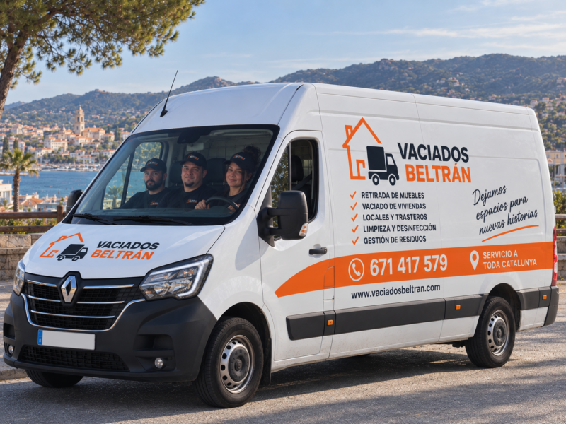 Furgoneta de Vaciados Beltrán con el equipo preparado para un servicio