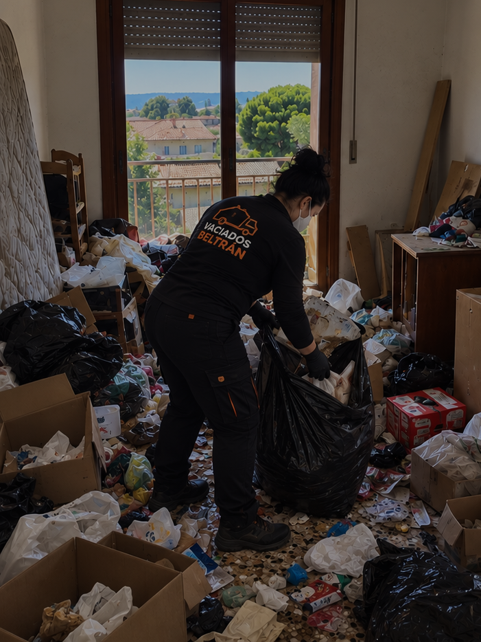 Vivienda con acumulación de objetos antes de la limpieza por síndrome de Diógenes