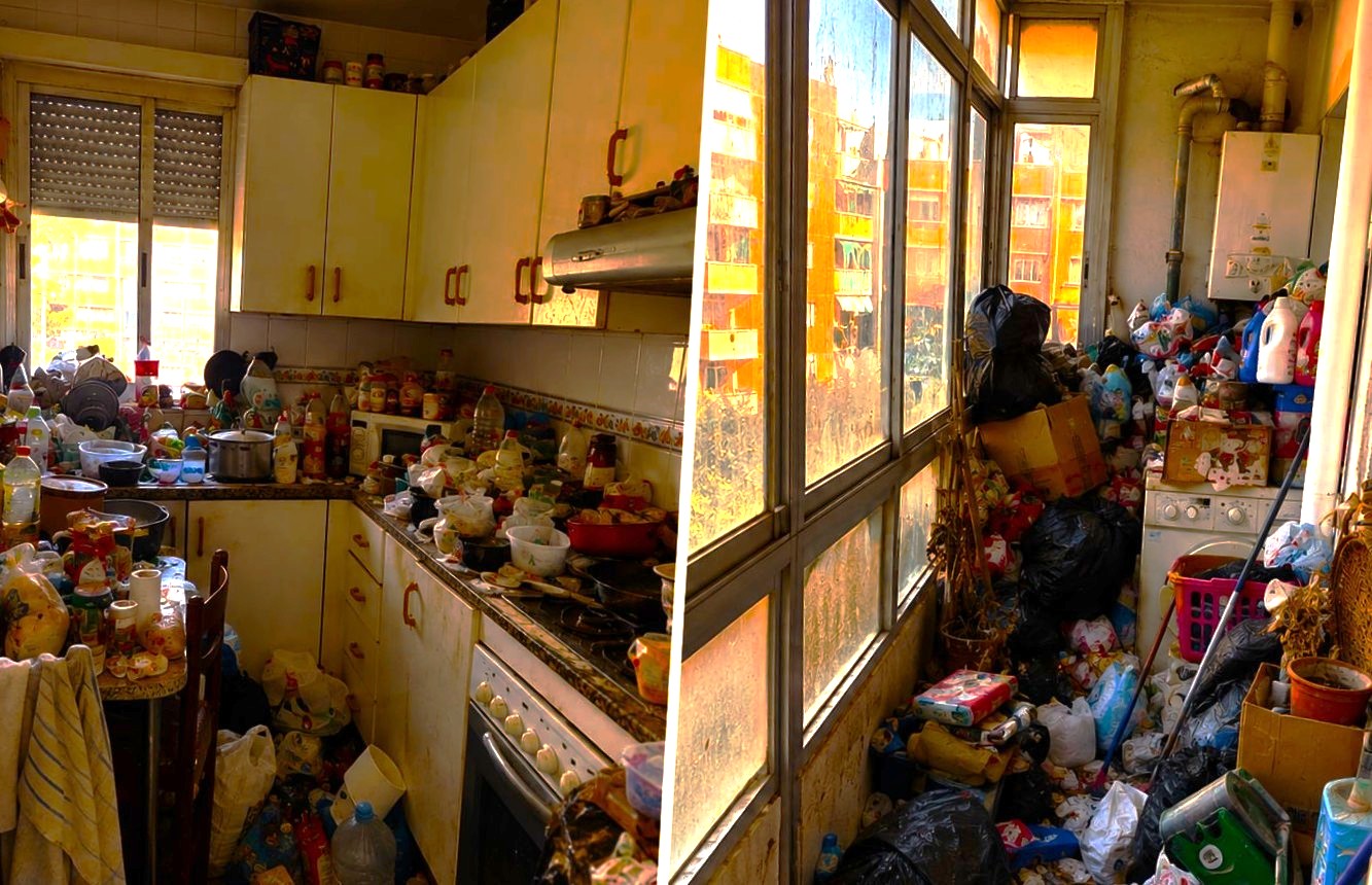 Cocina antes de una limpieza por síndrome de Diógenes en Cunit